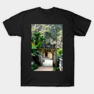 Vietnam - Ninh Binh Tam Coc , Pagode de Bich Dong T-Shirt